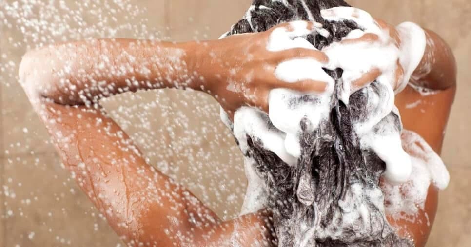 Cabelos alinhados e brilhantes: 3 melhores shampoos antifrizz da Lola por menos de R$50