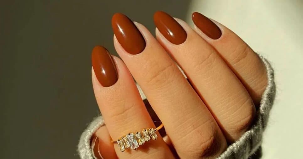 4 cores de unhas que estão transformando as mãos das mulheres maduras 60+