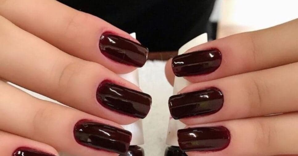 O que acontece com as unhas se você só usar esmalte escuro? Descubra a verdade