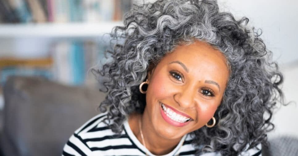 Shampoo para cabelo branco: Qual usar para evitar o amarelado sem gastar muito