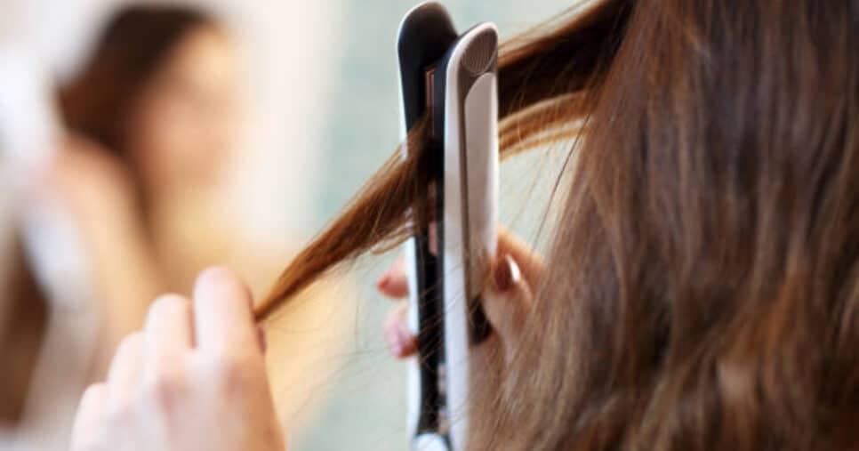 2 óleos deixam os fios macios e blindam o cabelo dos danos da chapinha