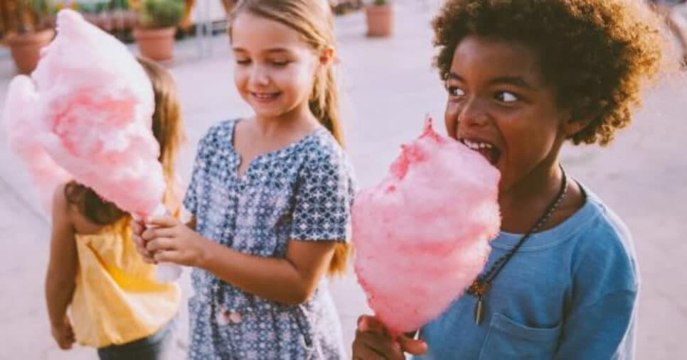 É verdade que comer muito açúcar deixa o ser humano muito agitado? Veja o que os estudos dizem