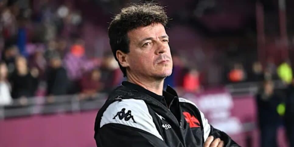 É oficial: Craque de R$ 42M tem saída confirmada do Vasco para desespero de Diniz