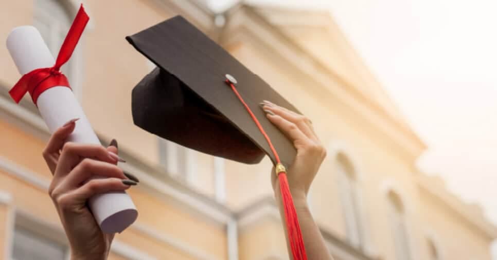 O diploma de papel ainda vale? Nova lei em vigor traz fim do certificado em julho