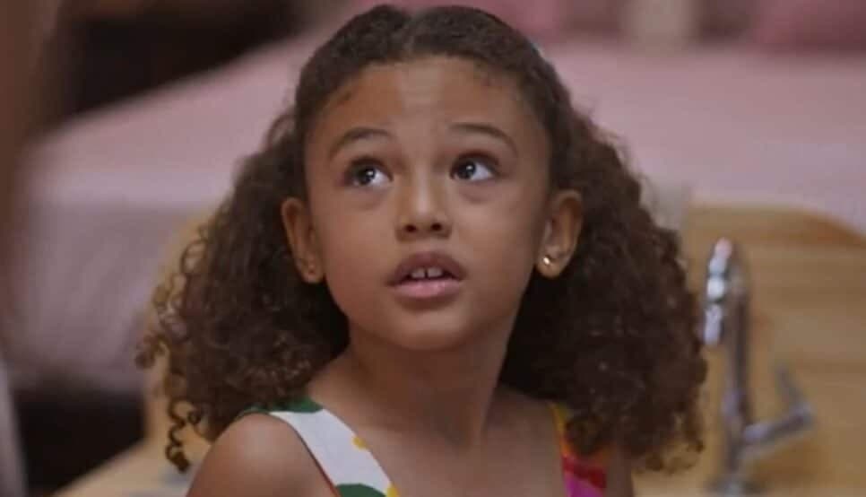 Sofia amplamente protegida por Abel e pela babá Leo (Foto: Reprodução/ Globo)