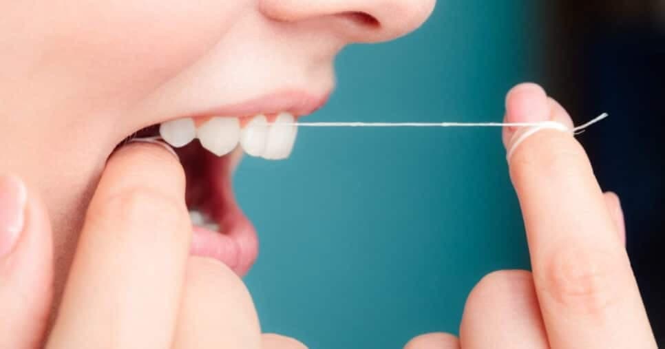 Por que não devemos usar fio dental depois de escovar os dentes?