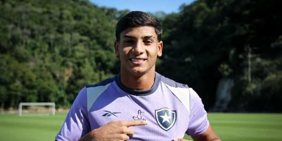Kadu já veste a camisa do Botafogo (Reprodução: Ascom )