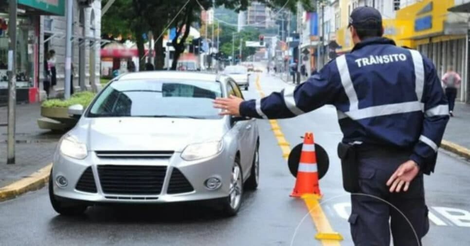 Multa severa e suspensão da CNH: Lei de trânsito em vigor arranca documento por 4 atitudes em 2025