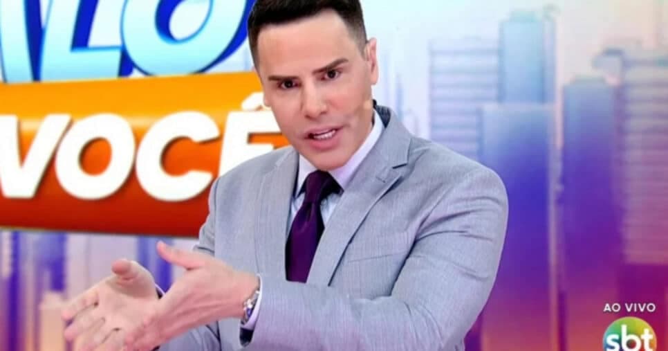 Luiz Bacci debocha da Record ao vivo durante Alô Você no SBT: “Aqui nos somos pobrinhos"