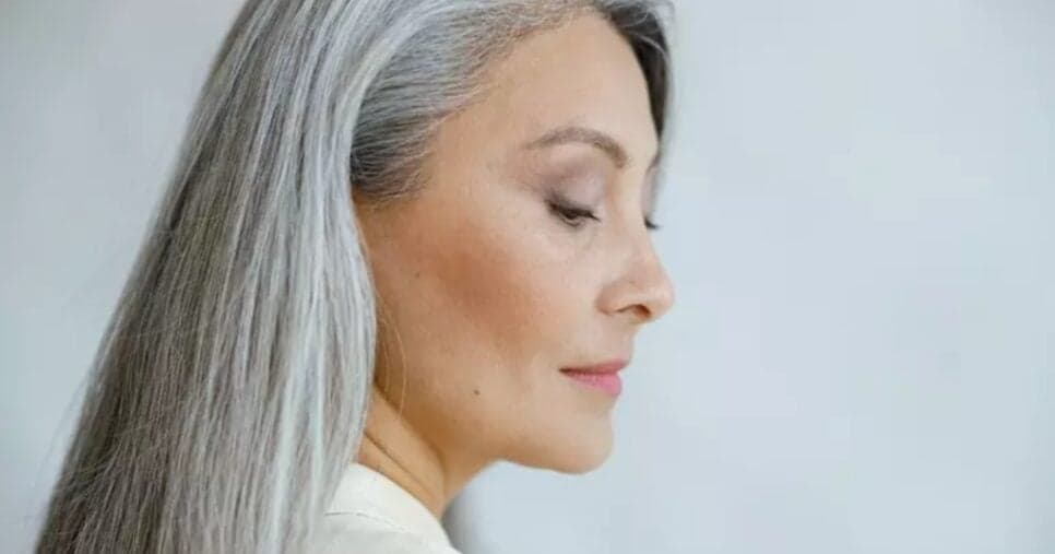 Tonalizante escurece o cabelo branco e faz idosas economizarem no salão