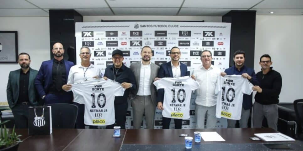 EQR agora está na camisa do Santos (Reprodução: Reinaldo Campos) EQR agora está na camisa do Santos (Reprodução: Reinaldo Campos)
