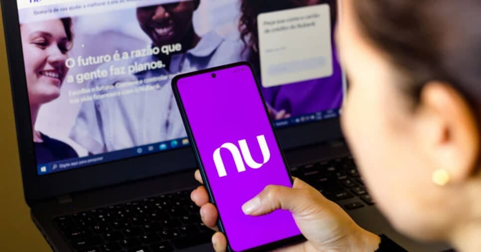 Isenção e dinheiro de volta: Nubank emite comunicado com 4 benefícios aos clientes com cartão de crédito