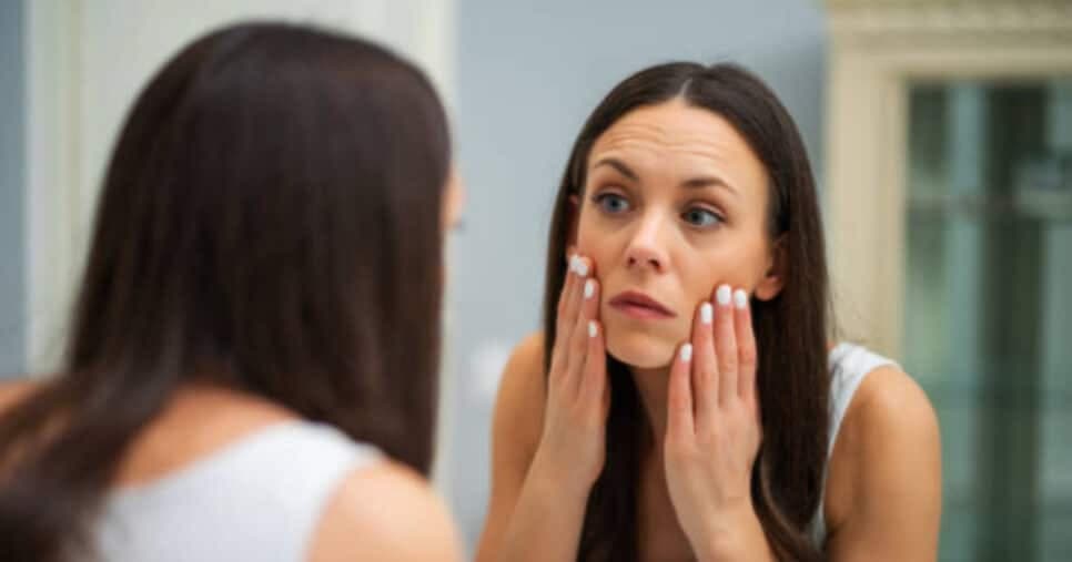 Cores que rejuvenescem e disfarçam olheiras: Como iluminar o rosto sem maquiagem