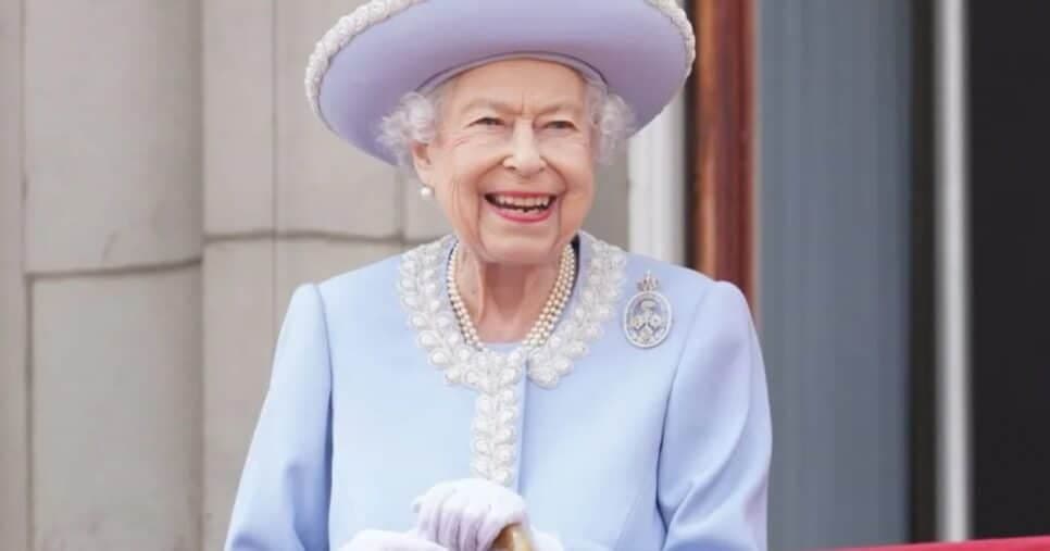Carta psicografada da Rainha Elizabeth II traz mensagem com revelação arrepiante: “Em volta de mim”