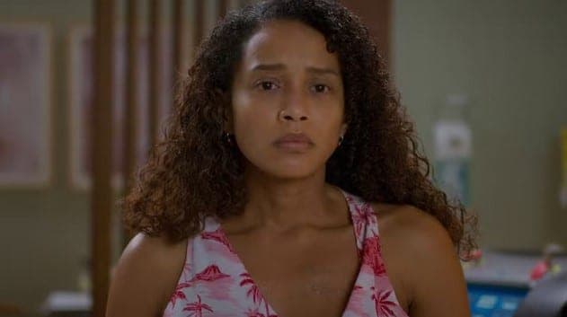 Em Vale Tudo, Raquel retira a tatuagem com o nome de Maria de Fátima (Foto: Reprodução / Globo) 
