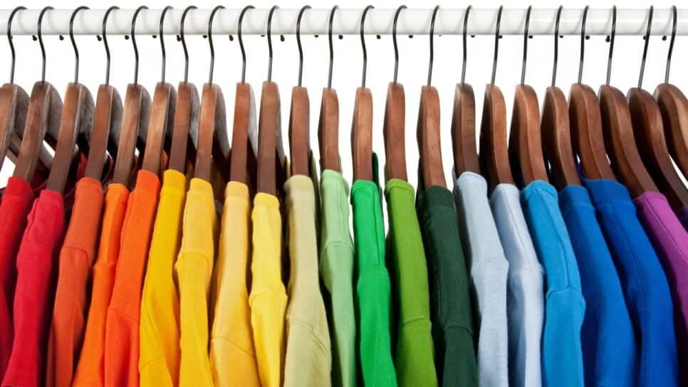 A cor de roupa que mais atrai elogios em mulheres acima dos 50