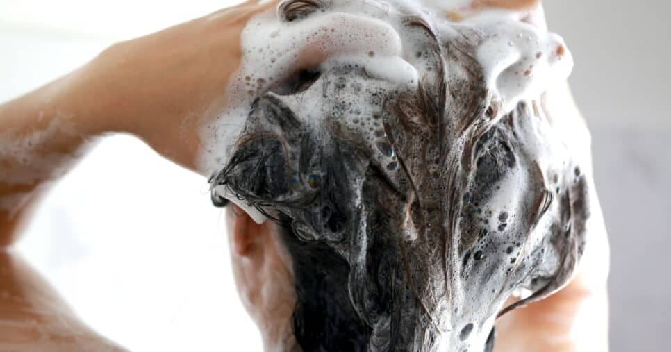 Fim do aspecto de sujo: Shampoo caseiro acaba com o cabelo oleoso sem agredir os fios