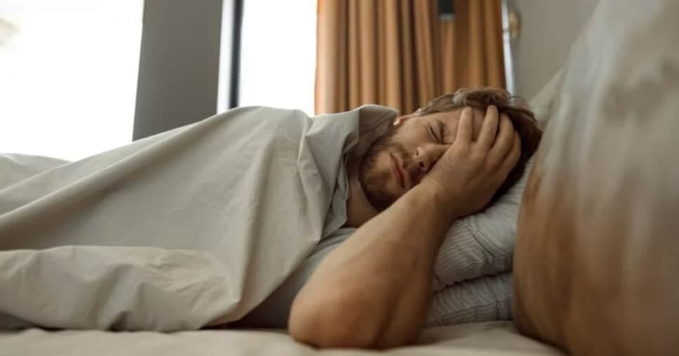 Dorme a noite toda e acorda com sono? Veja o que pode ser e o que fazer