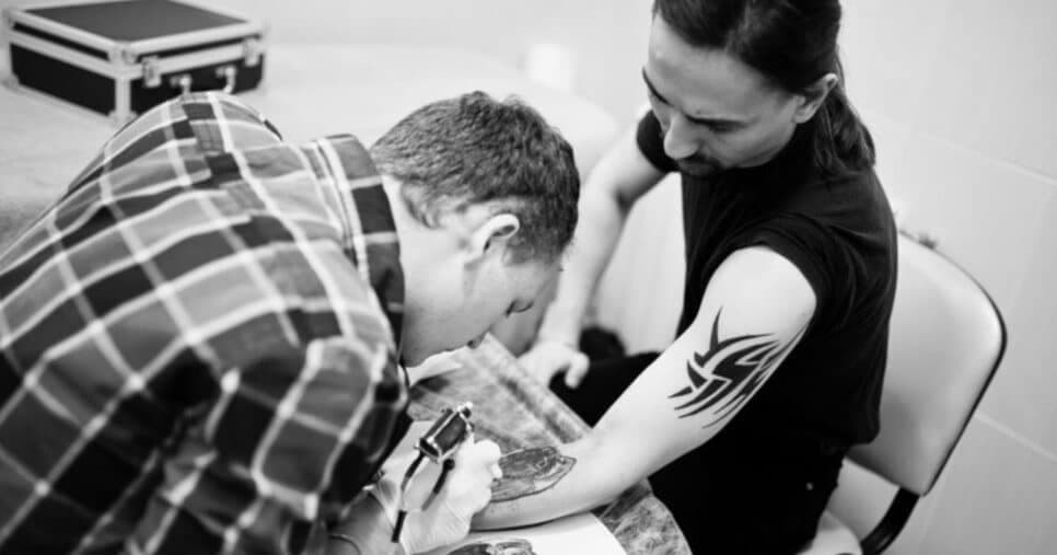 Como fazer a tatuagem durar, manter o traço perfeito e sem a tinta estourar após os 30 anos