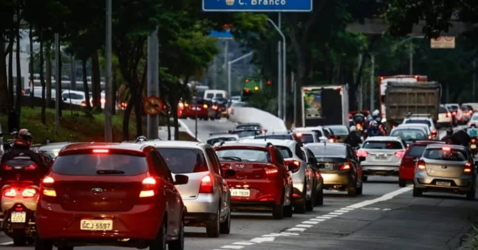 “Obrigatório”: Lei de trânsito em vigor traz alerta das setas nos carros aos motoristas de MG