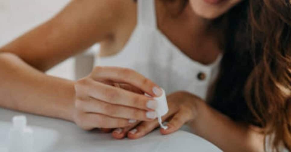 Nova técnica substitui o esmalte e traz brilho espelhado às unhas