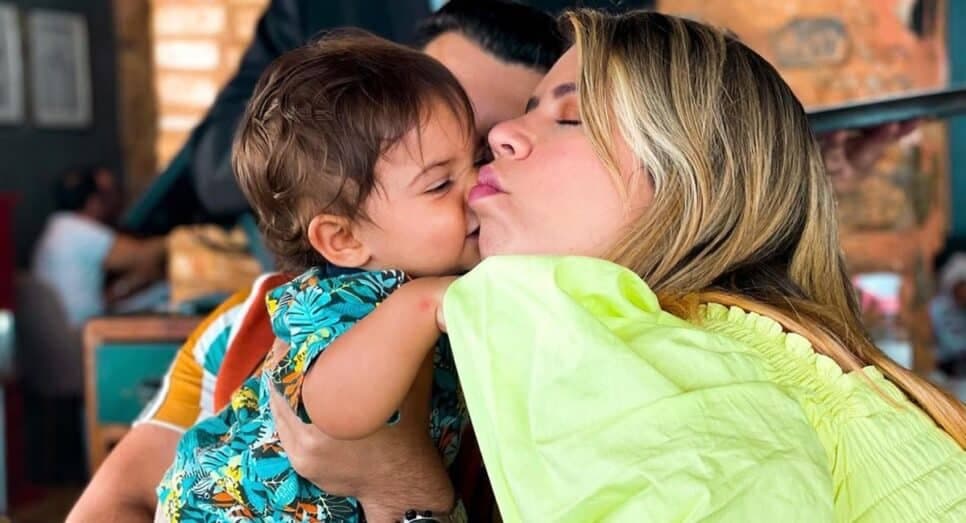 Marília Mendonça com seu filho, Léo; Saiba destino da herança, valor e com quem fica (Foto: Reprodução/ Internet)