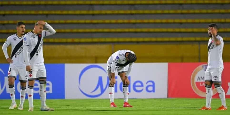 Jogadores do Vasco lamentando a derrota (Reprodução: Rodrigo BUENDIA)