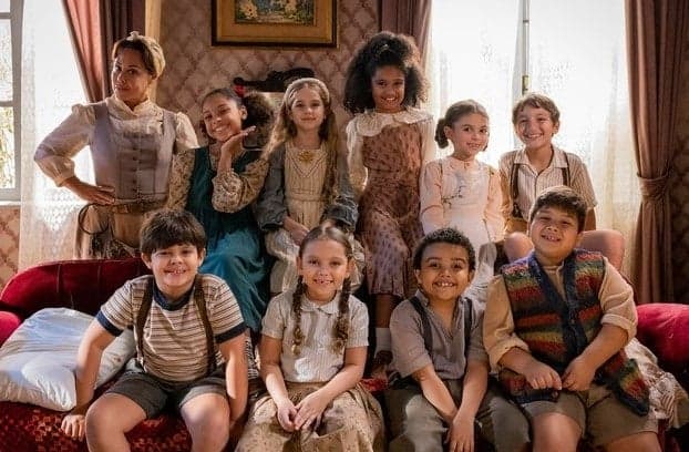Zenaide e crianças do abrigo em Êta Mundo Melhor (Foto: Reprodução / Globo)
