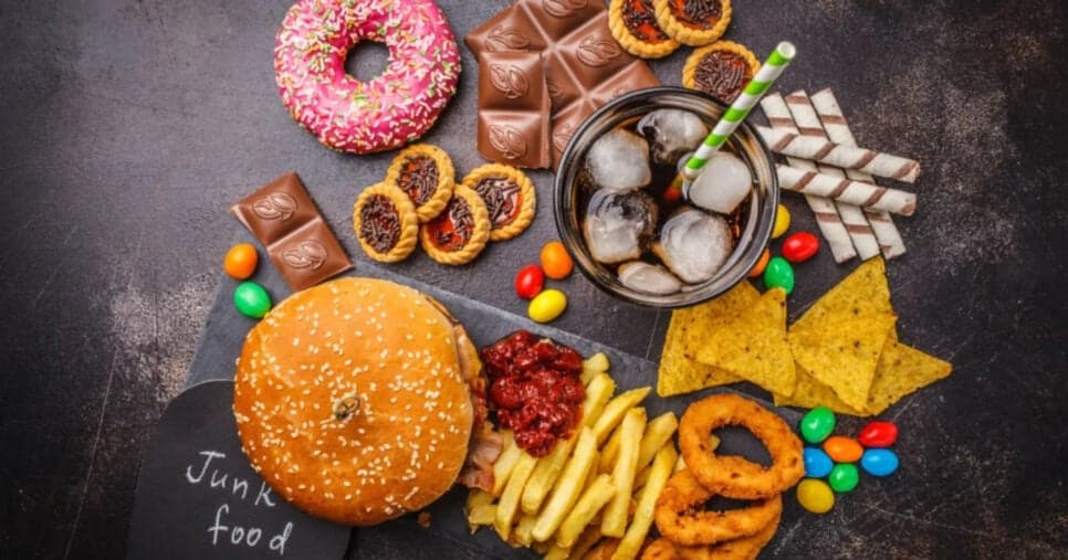 3 alimentos populares que aceleram o envelhecimento, segundo dermatologista: "Reflete 100% na pele"