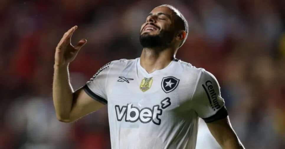 Exigência de Davide e substituto de Arthur Cabral: Botafogo vai atrás de astro para o elenco