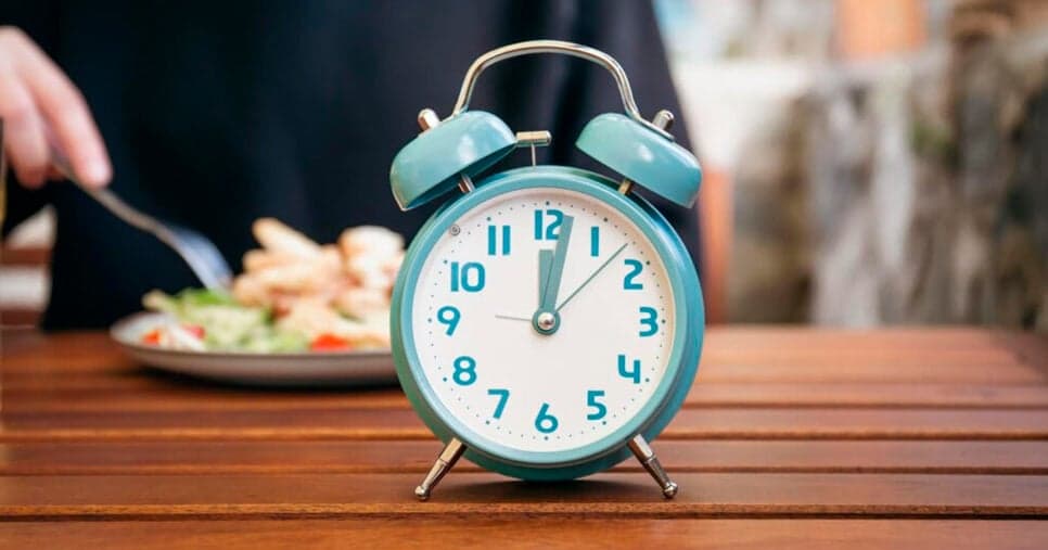 Nada de almoço só de 1h: Lei trabalhista confirma 30 minutos extras de descanso a CLTs hoje (14/03)