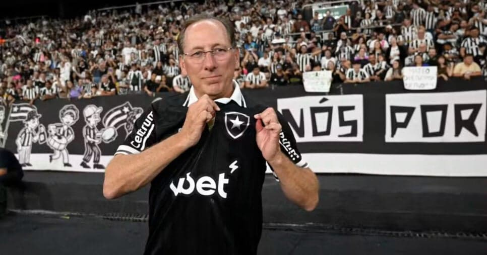 John Textor comunica Ancelotti sobre chegada de meio-campista de seleção no Botafogo