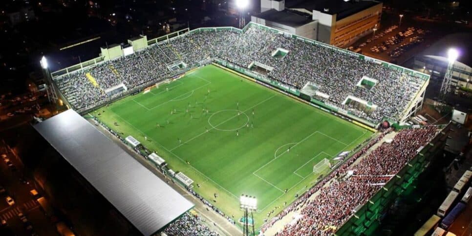 Arena Condá agora tem gramado sintético (Reprodução: Divulgação) Arena Condá agora tem gramado sintético (Reprodução: Divulgação)