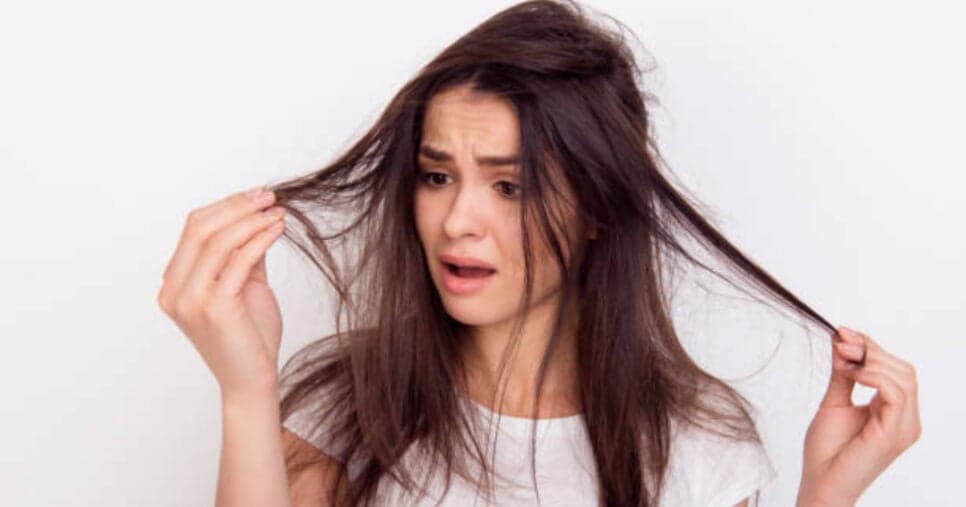 Dermatologista alerta: O erro diário que faz seu cabelo parecer mais fino e ralo 