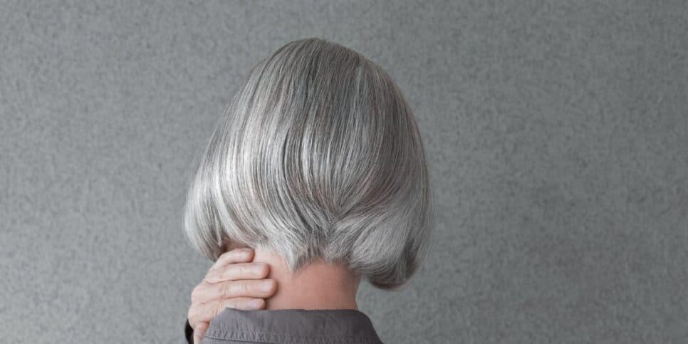 Para assumir o branco de vez: Como deixar o cabelo grisalho mais rápido?