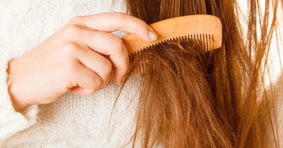 5 atitudes comuns que destroem seu cabelo e te envelhece