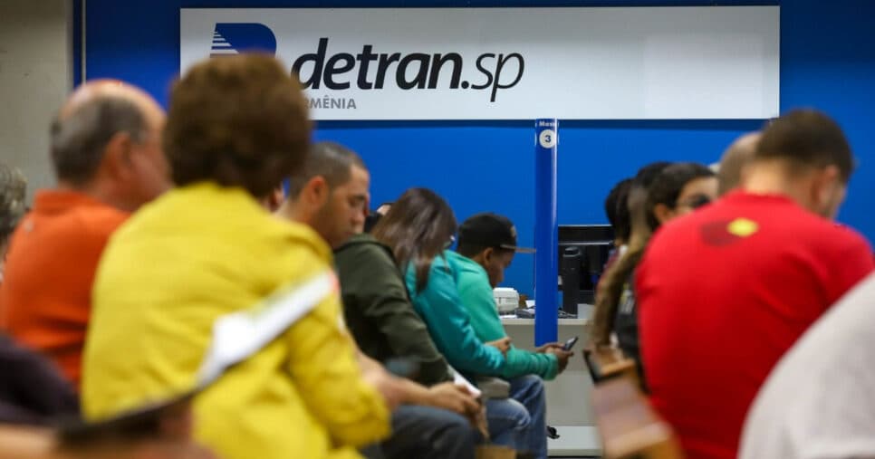 Informe do Detran chega com nova regra das placas e atinge carros em SP
