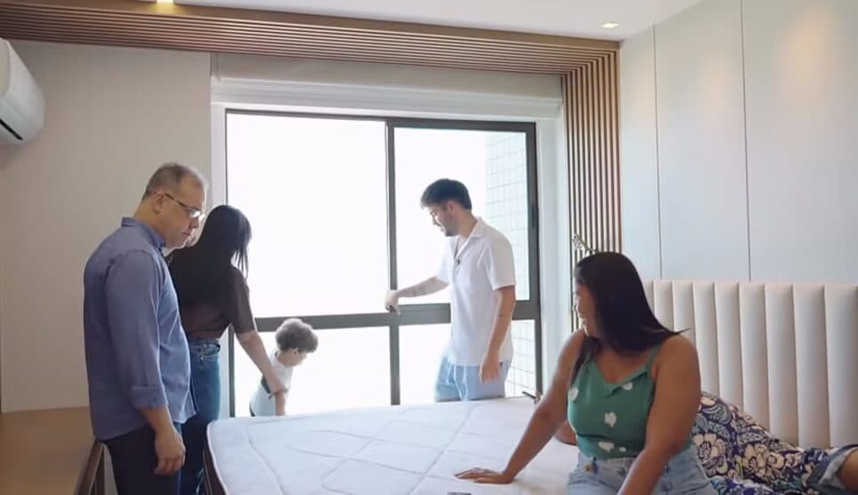 Álvaro comprou apartamento de luxo para a família (Foto: Reprodução/ YouTube)