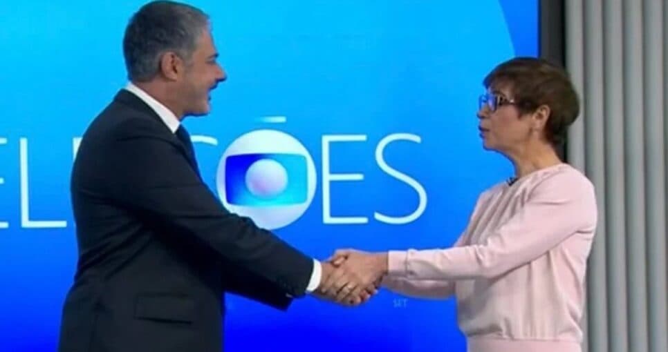 William Bonner entrega passado com Renata Lo Prete ao vivo em cobertura das eleições 2022 e viraliza na internet (Foto: Reprodução/ Globo)