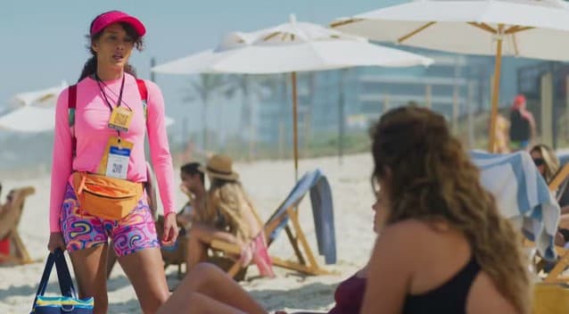 Raquel encontra Heleninha e Celina na praia (Foto: Reprodução / Globo)