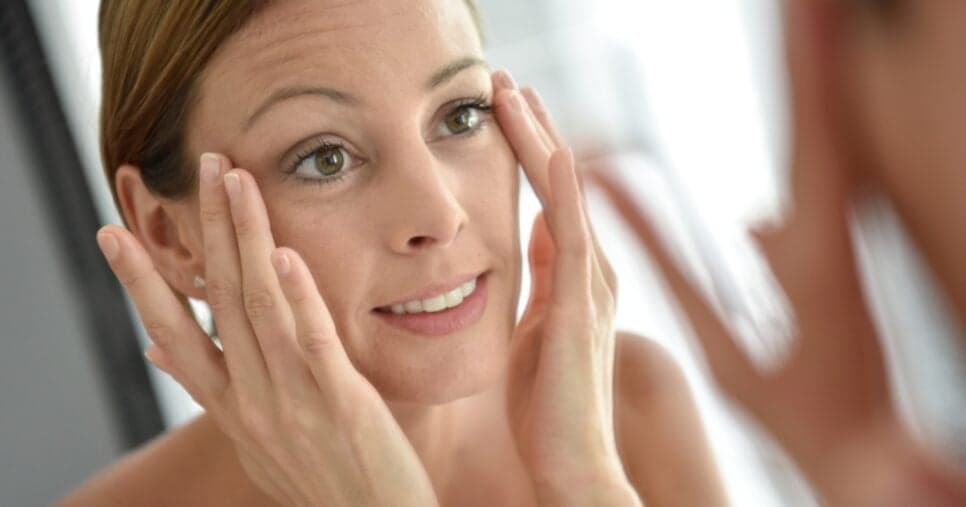 Adeus, rugas: 5 dicas simples e naturais deixam a testa lisa e a região dos olhos mais firme com óleo essencial