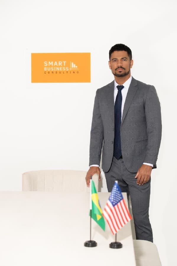 Leandro de Jesus atua no mercado americano e orienta investidores, ao lado da esposa Daniele, sobre as melhores possibilidades tributárias nos Estados Unidos (Foto: Divulgação)