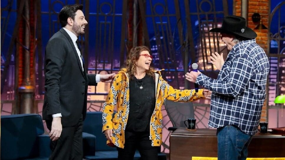 Histórias, memórias e novos palcos: Iara Jamra é a convidada do The Noite desta quinta (11)