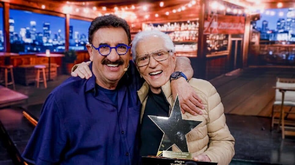 Carlos Alberto de Nóbrega recebe o troféu “Para Sempre Nossa Estrela” no Boteco do Ratinho