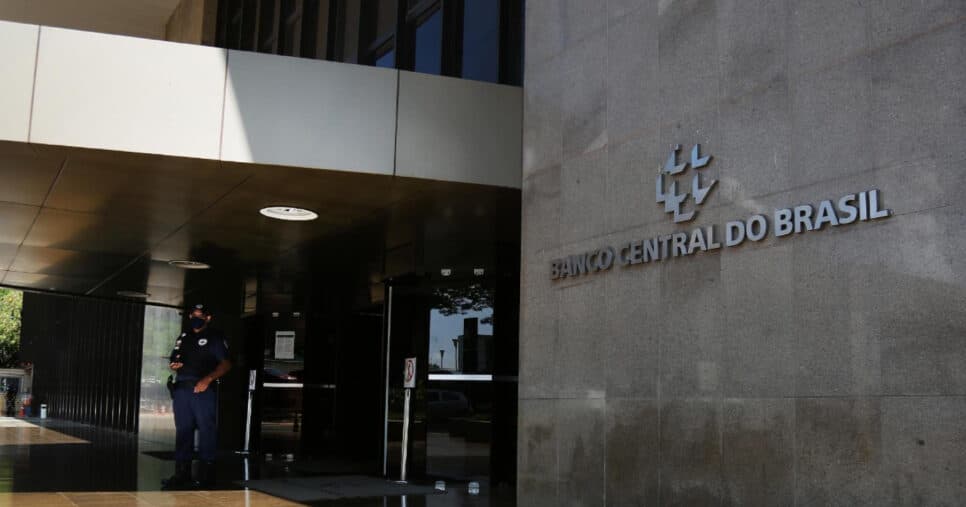 Banco Central informa o que libera bancos de encerrarem as contas de clientes por lei