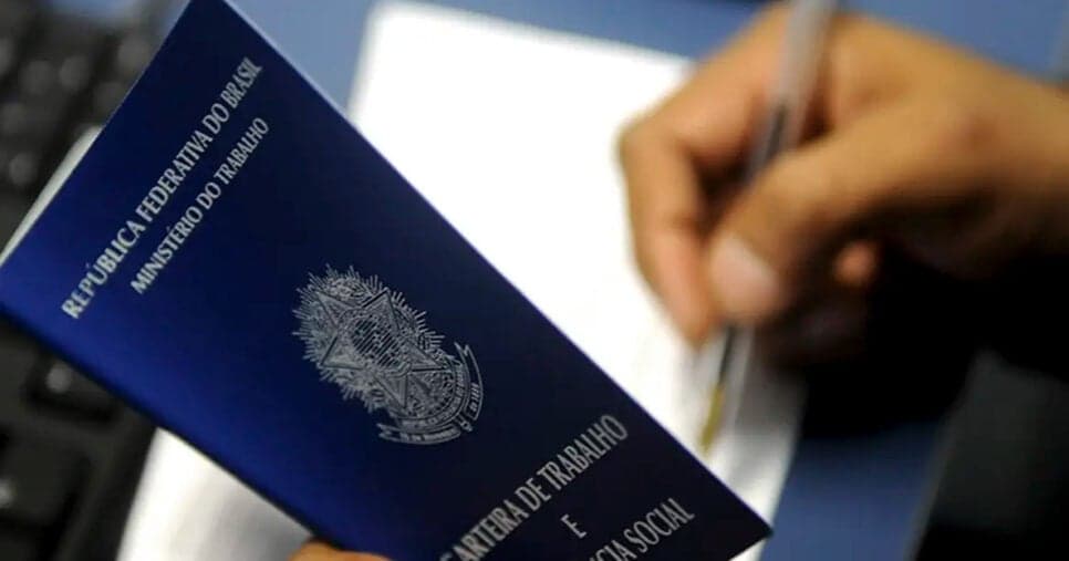 45 dias: Lei trabalhista em vigor garante férias acima de 30 dias a esses CLTS em 2025
