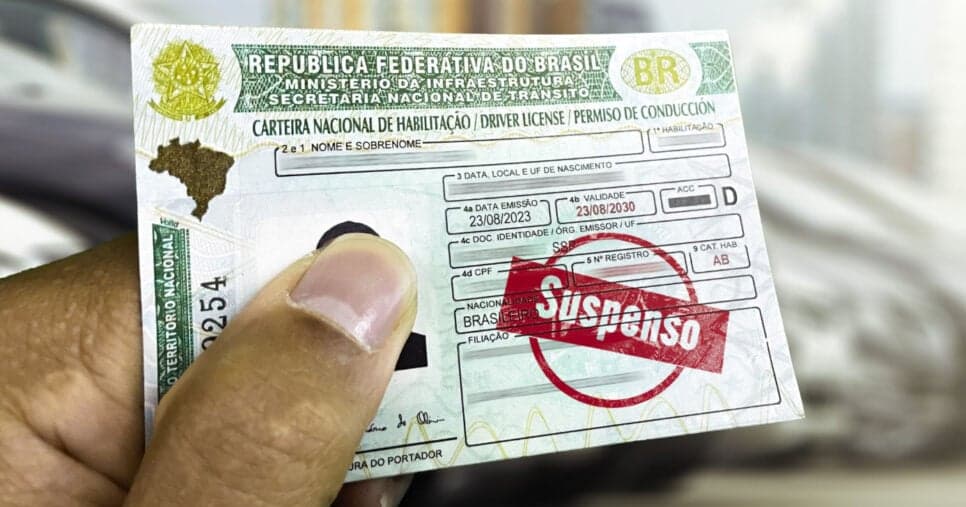 Centenas de motoristas acordaram com a CNH suspensa por esse motivo em pleno sábado (21)