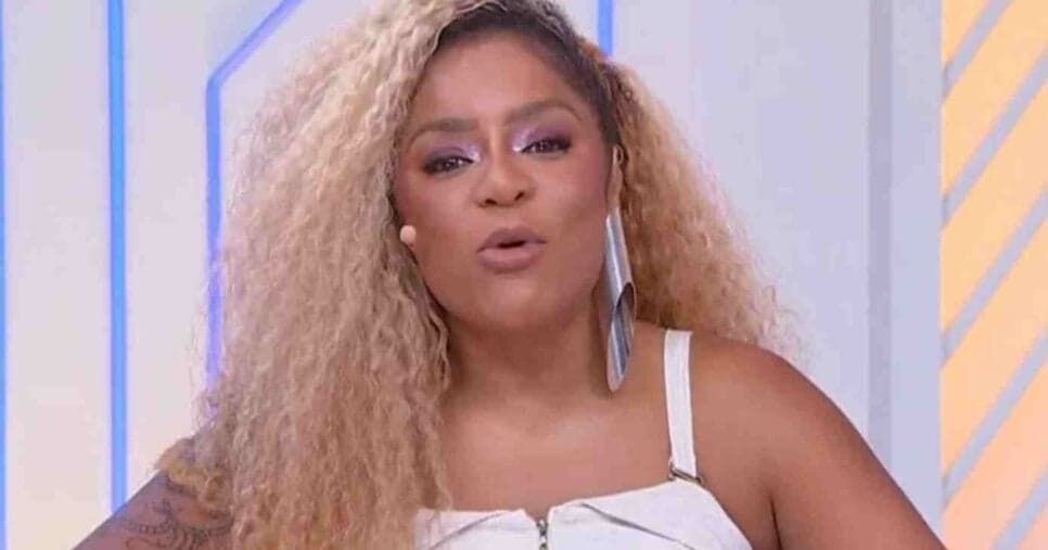 Cariúcha interrompe férias e volta ao SBT pra resolver briga com cantora famosa às pressas: “Só falei verdade”