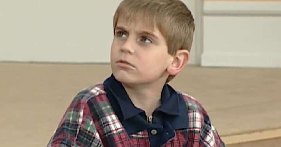 Lucas Hornos como Caquinho, em Sai de Baixo, na Globo (Foto Reprodução/Globo)