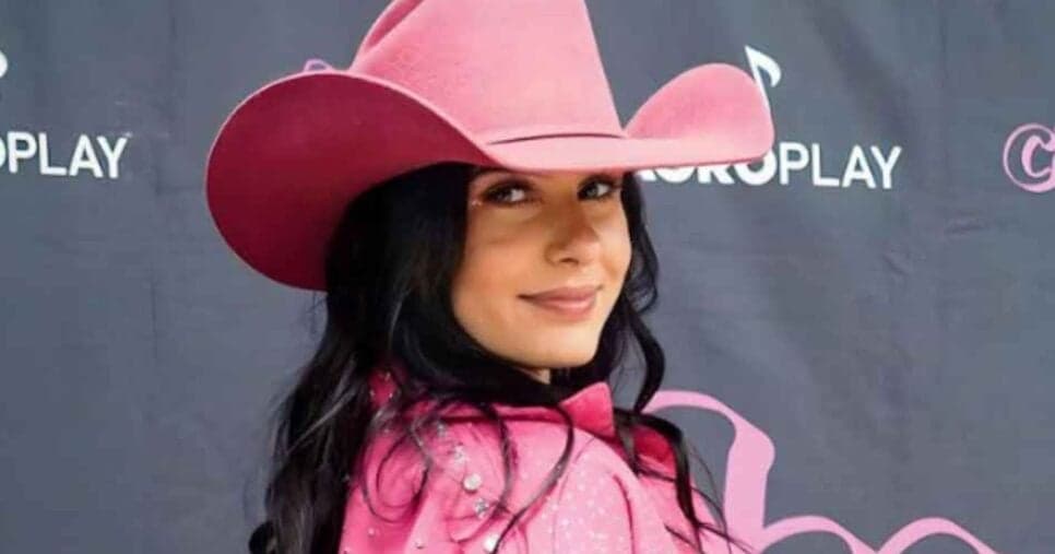 Ana Castela expõe cartas anônimas com xingamentos e desabafa sobre vida pessoal: "Triste''